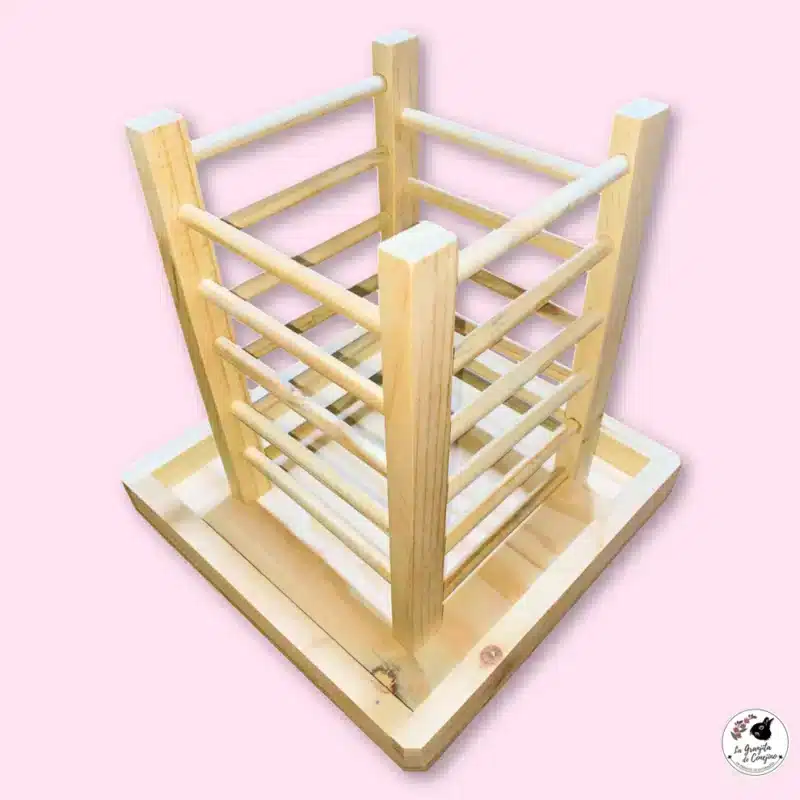 La Henera Torreón de La Granjita de Conejino es un práctico y encantador accesorio de madera diseñado para almacenar y dispensar heno de forma ordenada y accesible para conejos, cuyes, chinchillas y otras pequeñas mascotas herbívoras.